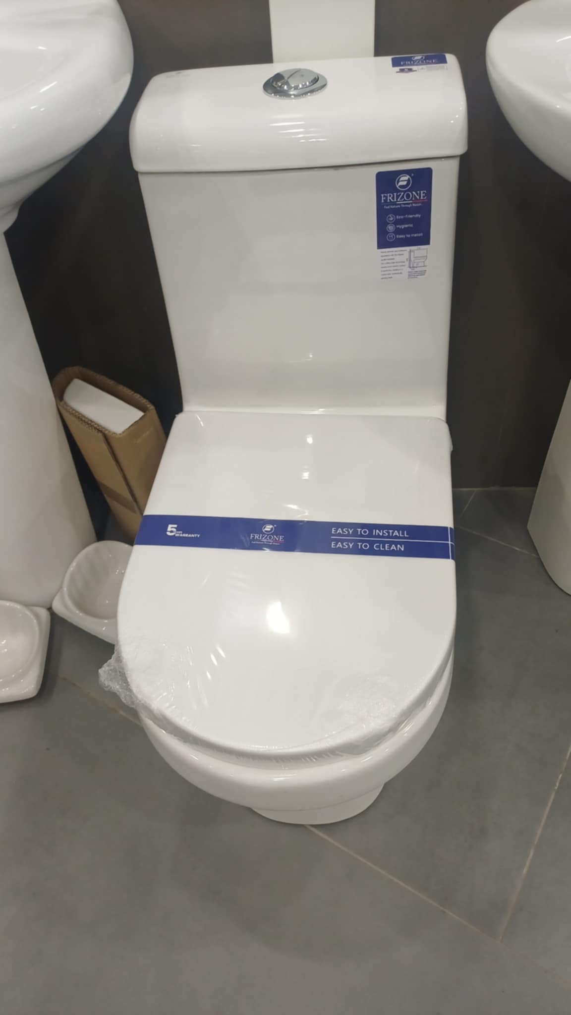 مرحاض افرنجي قطعة واحدة كبير بيضاوي لون ابيض انيق